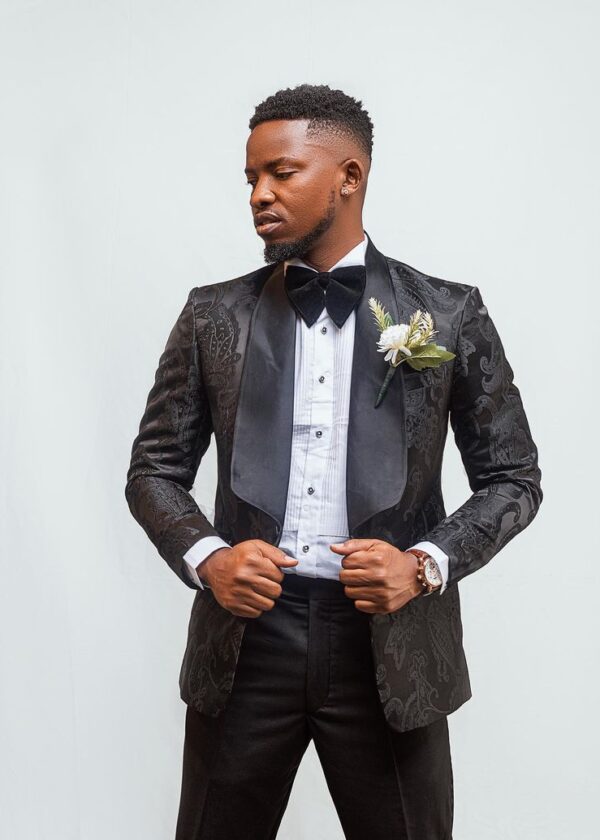 BLACK FLOWERY PATTERNED TUXEDO